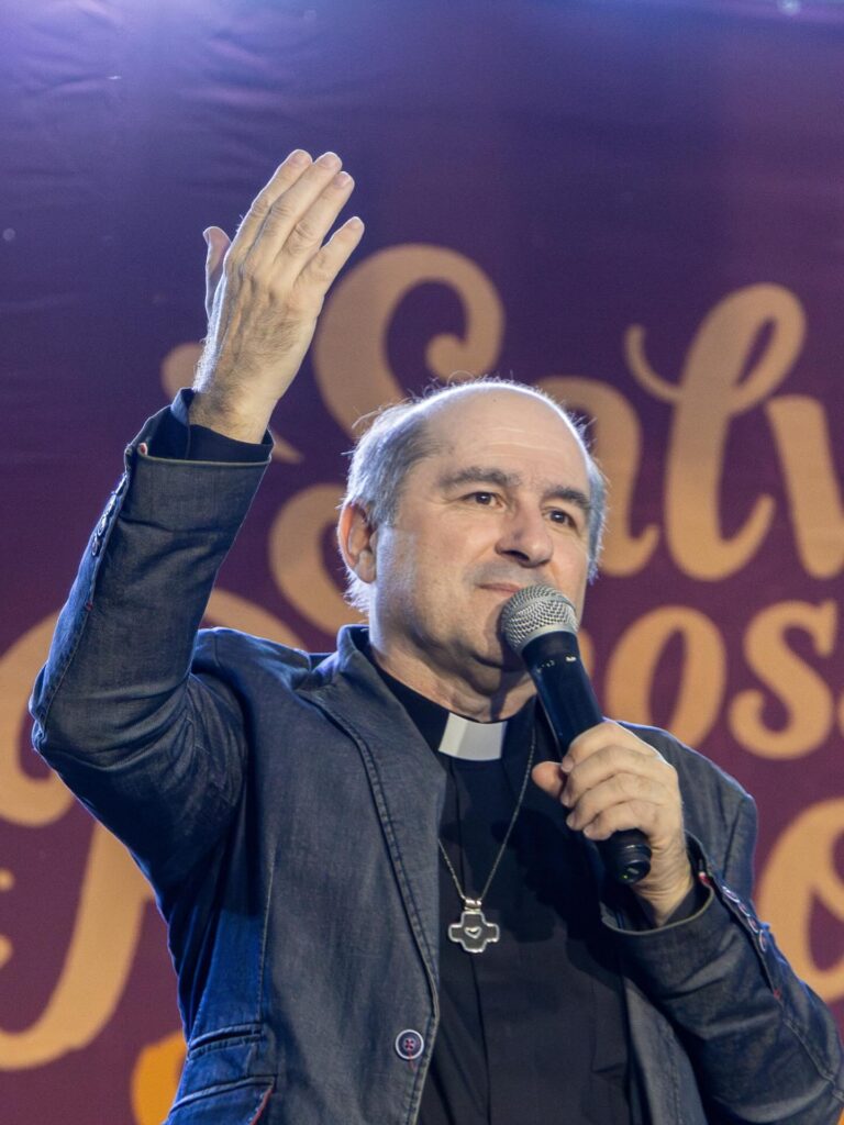 Pe. Joãozinho, scj Interesse Sacerdote do Sagrado Coração de Jesus. Doutor em Teologia pela PUC-SP, Doutor em Educação pela USP e Doutor em Espiritualidade pela Gregoriana (Roma).